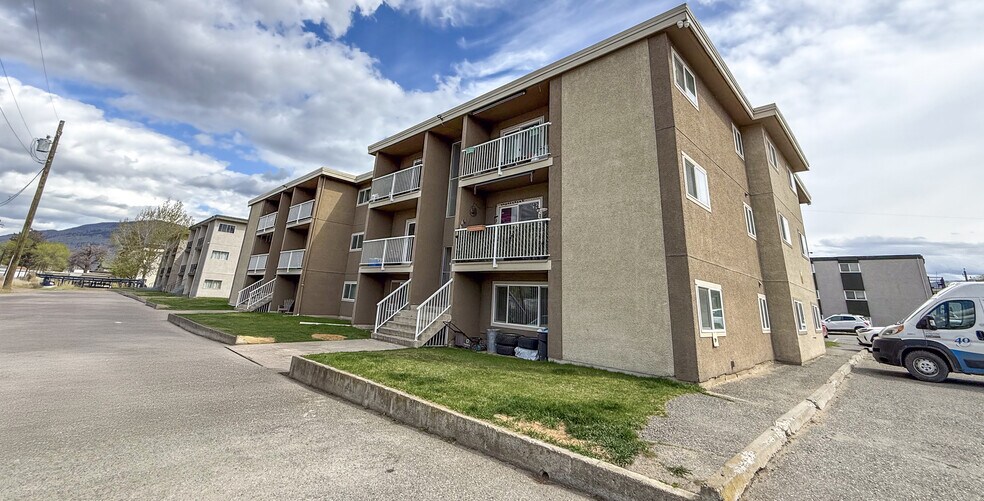 190-200 Carson Cres, Kamloops, BC à vendre - Photo du bâtiment - Image 1 de 3