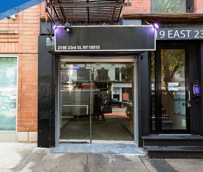 219-221 E 23rd St, New York, NY à louer Photo du bâtiment- Image 1 de 2
