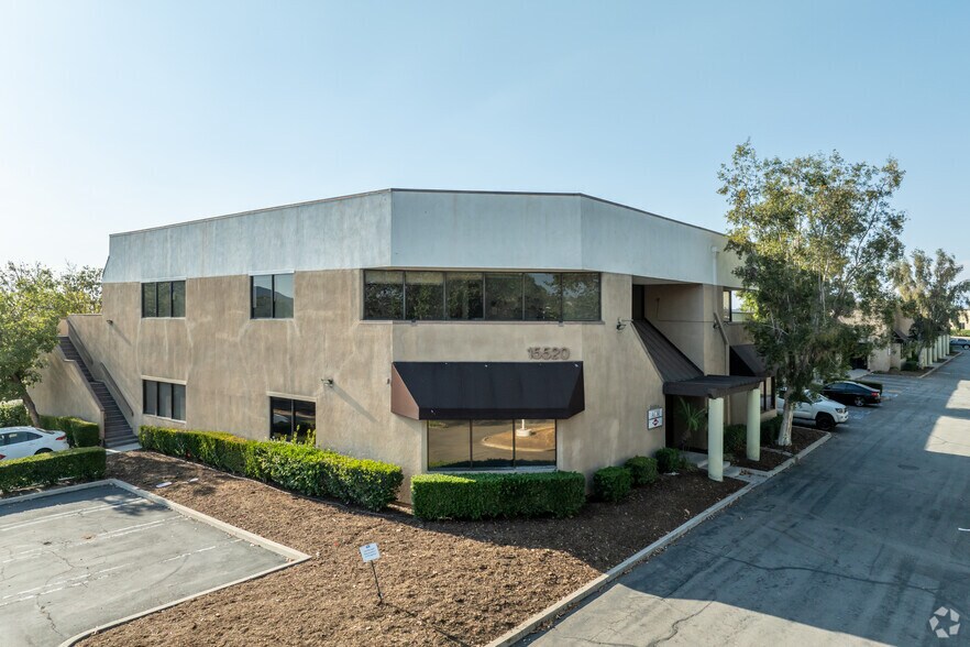 15520 Rockfield Blvd, Irvine, CA à louer - Photo du bâtiment - Image 2 de 5