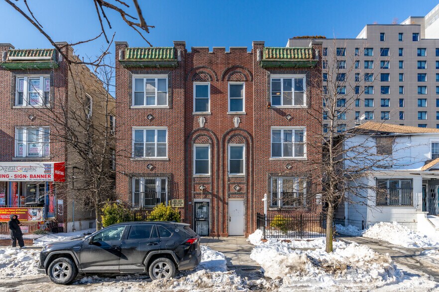 3762 72nd St, Jackson Heights, NY for sale - Primary Photo - Image 1 of 5