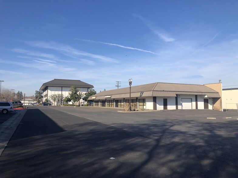 4270 N Blackstone Ave, Fresno, CA for lease - Building Photo - Image 3 of 11