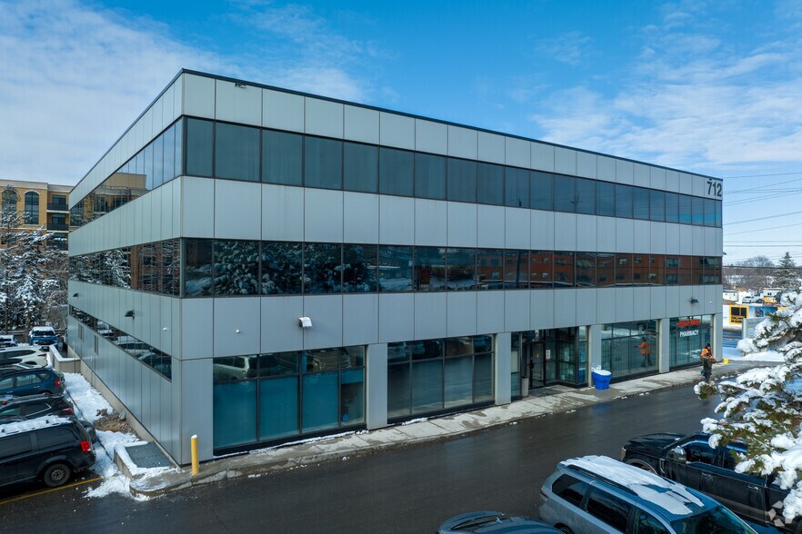 712 Davis Dr, Newmarket, ON à vendre - Photo du bâtiment - Image 2 de 5