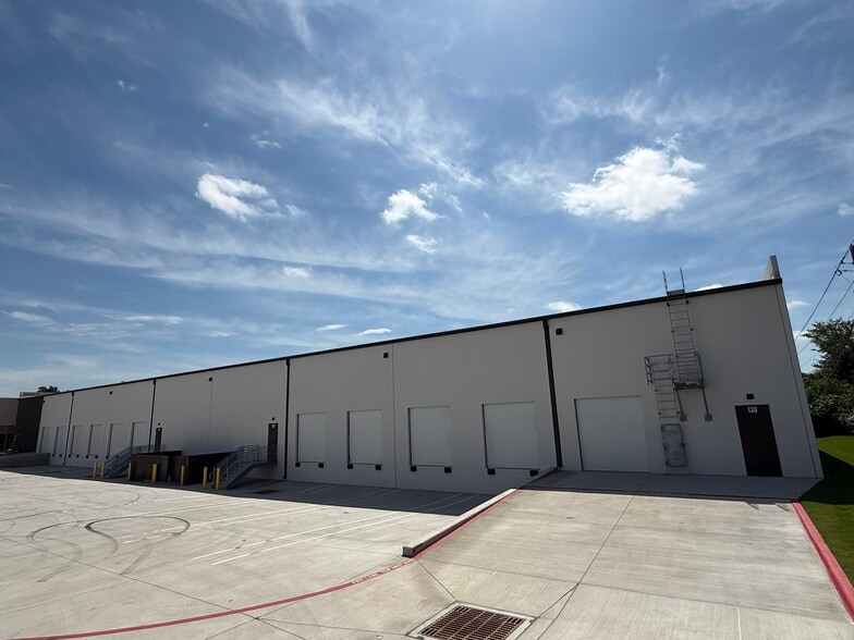 3520 Comsouth Dr, Austin, TX for lease - Building Photo - Image 3 of 18