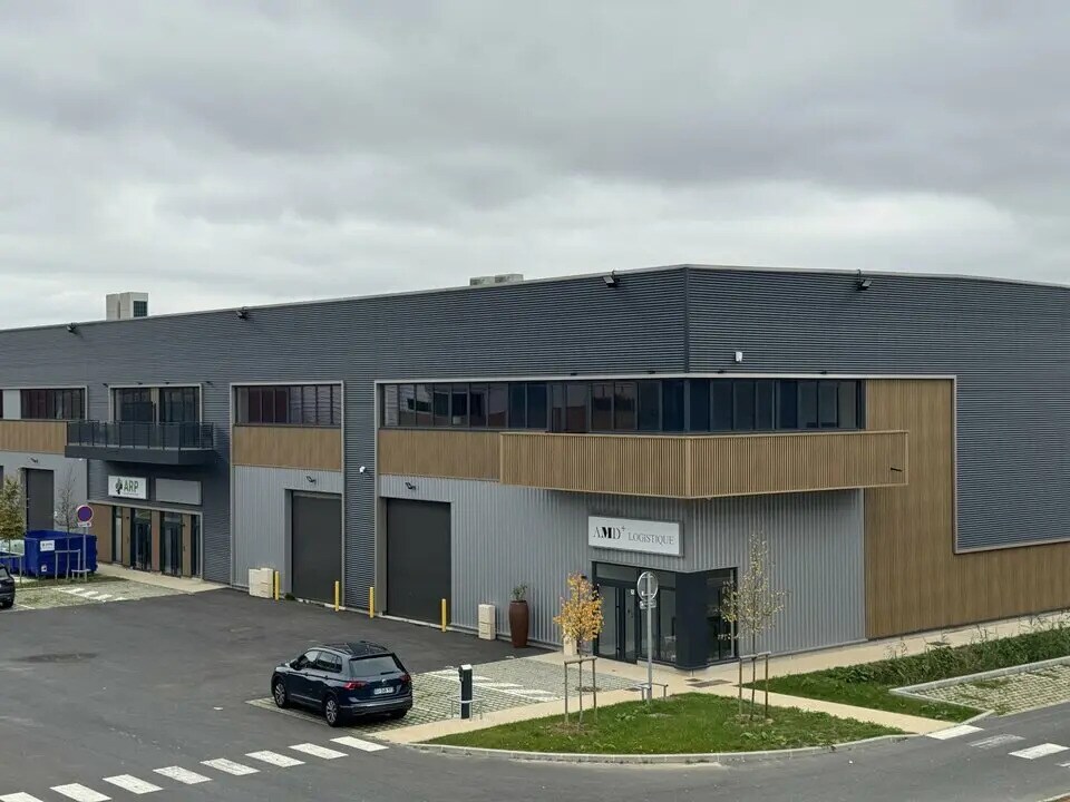 Flex in Chalifert for lease Building Photo- Image 1 of 5