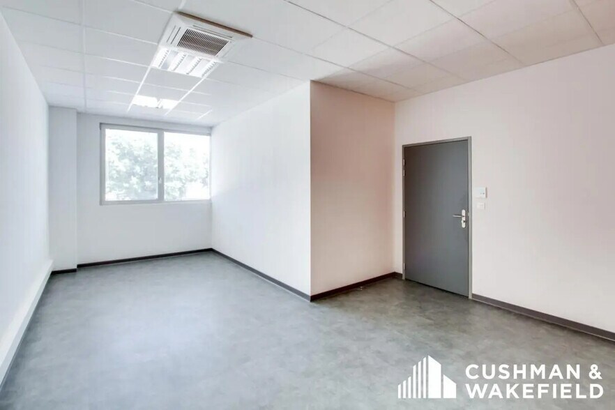 Office in Marseille for lease - Interior Photo - Image 2 of 8