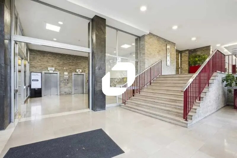 Office in Clichy for lease Building Photo- Image 1 of 4