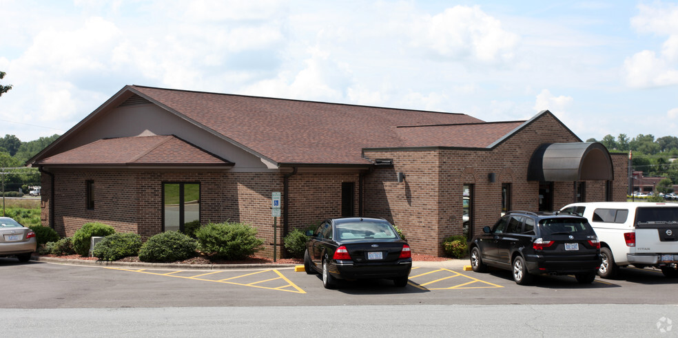 1008 Old Rockford St, Mount Airy, NC for lease - Building Photo - Image 2 of 4