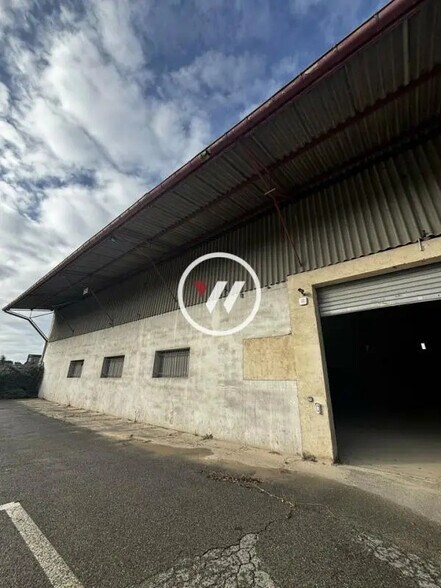 Industrial in Bouc-Bel-Air for lease - Building Photo - Image 2 of 2