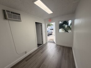 2696 NW 31st Ave, Lauderdale Lakes, FL for lease Interior Photo- Image 2 of 5