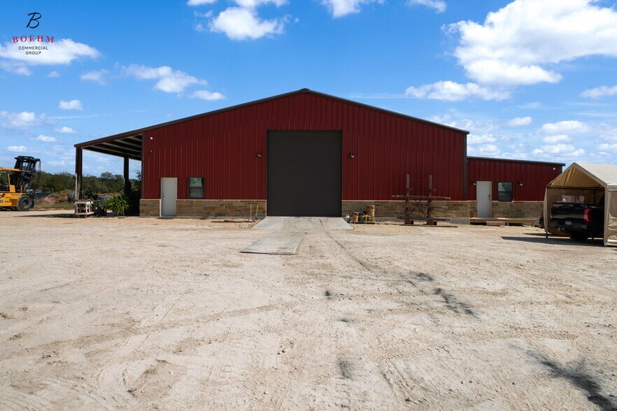 9106 Highway 16, Pipe Creek, TX à vendre - Photo du bâtiment - Image 2 de 33