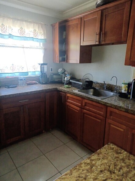 312 SW 2nd St, Pompano Beach, FL à vendre - Photo intérieure - Image 3 de 4