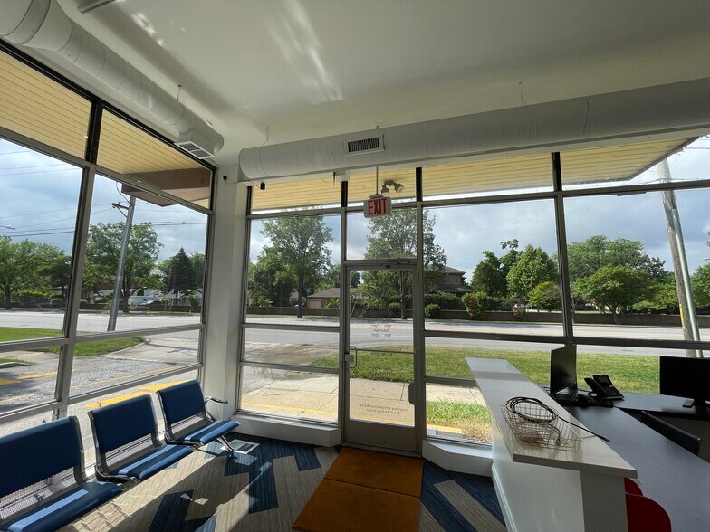 2434 E Dempster St, Des Plaines, IL à louer - Photo intérieure - Image 2 de 8