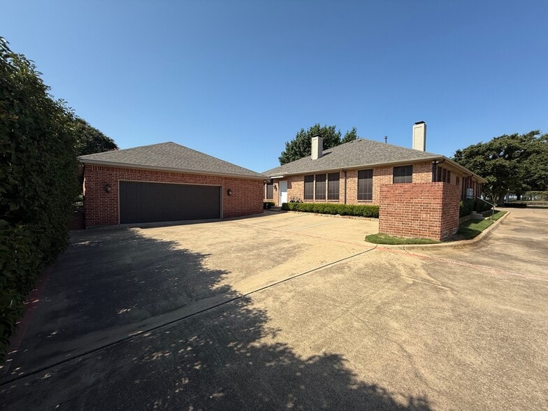 2124 Parkwood Dr, Bedford, TX for lease - Building Photo - Image 3 of 12