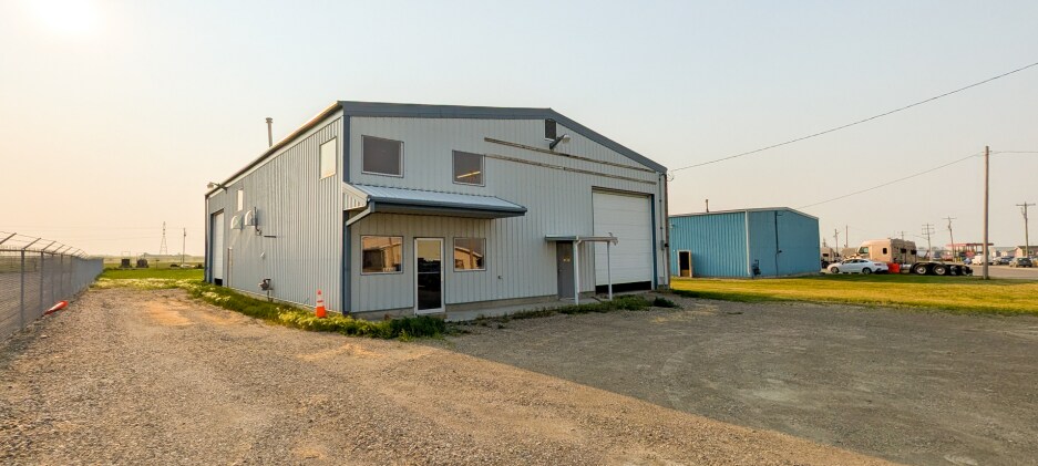 4260 3 St E, Claresholm, AB à vendre - Photo principale - Image 1 de 1