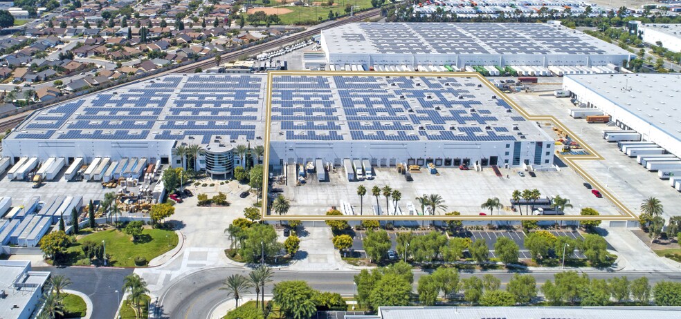 12816 Adler Dr, Santa Fe Springs, CA à louer - Photo du bâtiment - Image 3 de 14