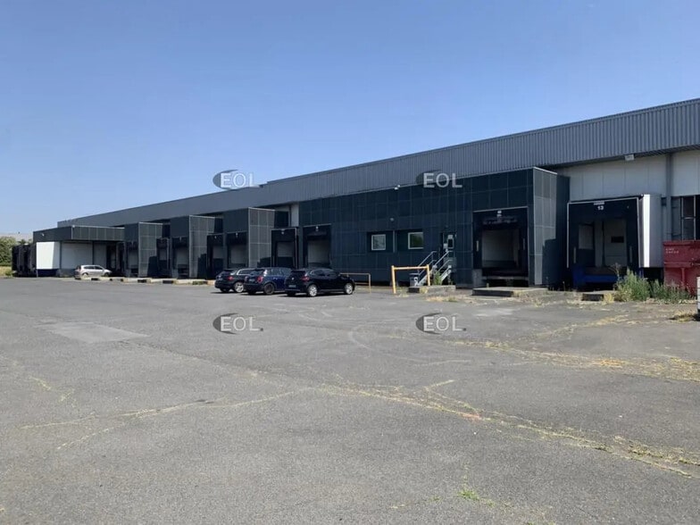Industrial in SAINT-OUEN-L'AUMONE for lease - Building Photo - Image 1 of 32