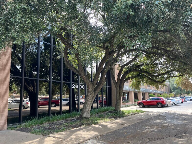 2600 N Gessner Rd, Houston, TX à louer - Photo du bâtiment - Image 3 de 6