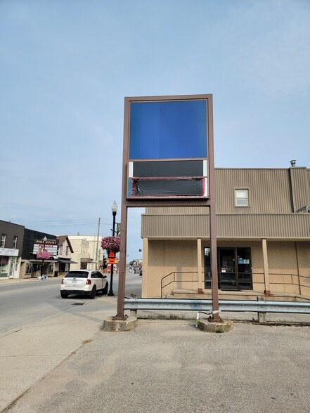 189 10th St, Hanover, ON à vendre - Photo du bâtiment - Image 3 de 3