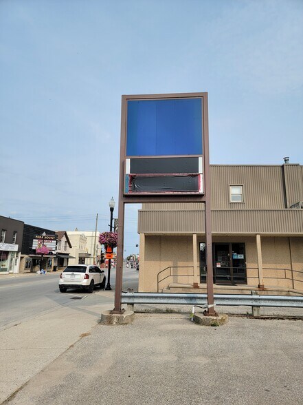 189 10th St, Hanover, ON à vendre - Photo du bâtiment - Image 3 de 3