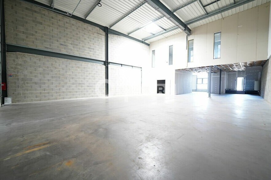 2736 Route De Ravel, Mornant for lease - Interior Photo - Image 2 of 12