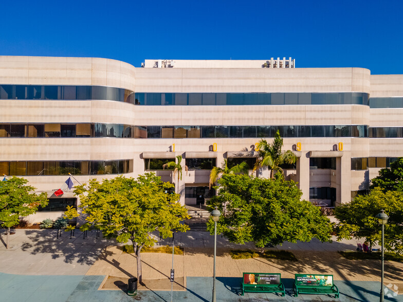 10390 Santa Monica Blvd, Los Angeles, CA à louer - Photo du bâtiment - Image 3 de 5