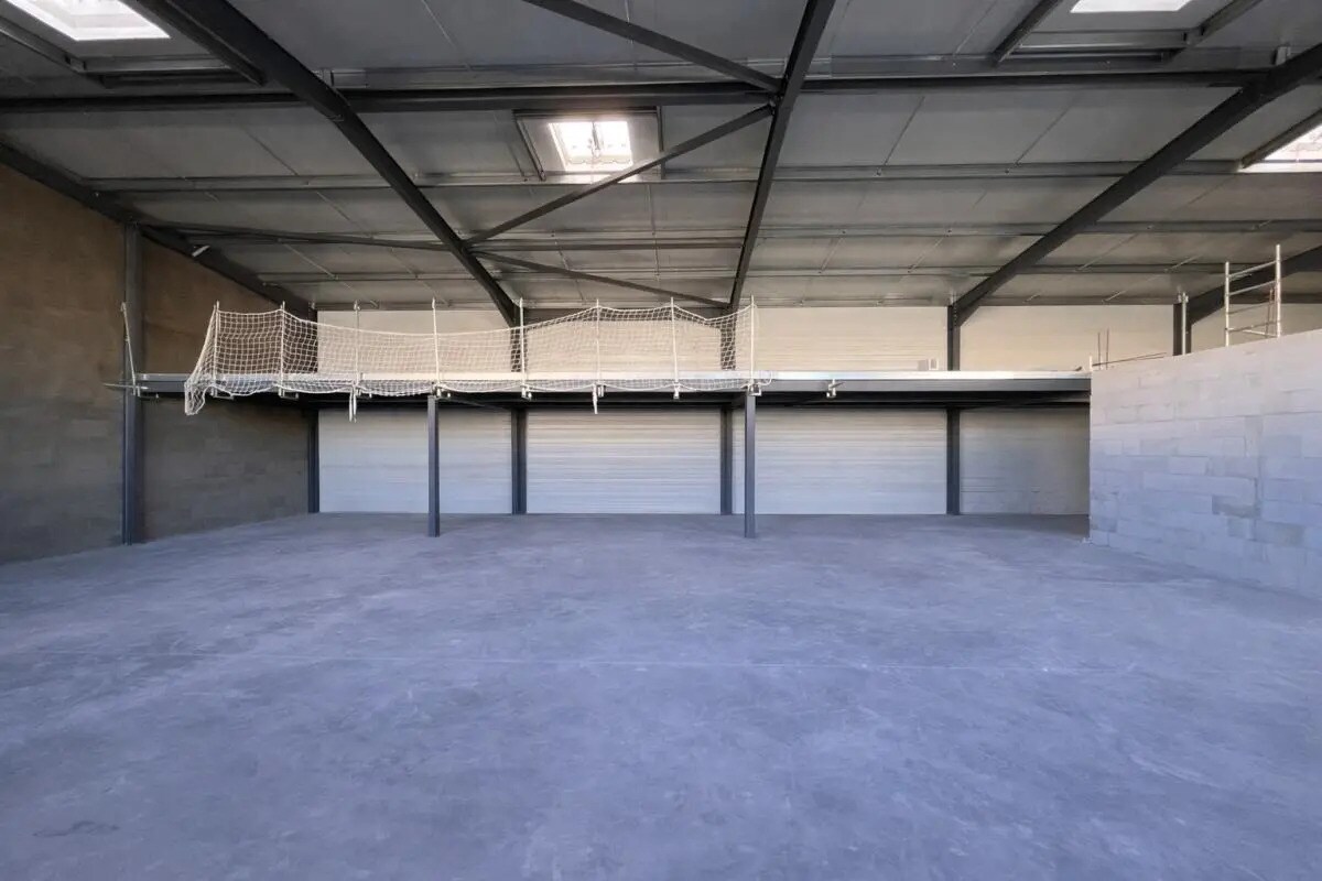 Flex in La Crau for lease Building Photo- Image 1 of 8
