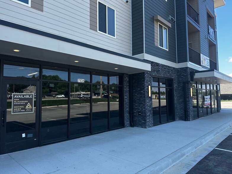 7510 N Oak Trfy, Gladstone, MO à louer - Photo du bâtiment - Image 3 de 16