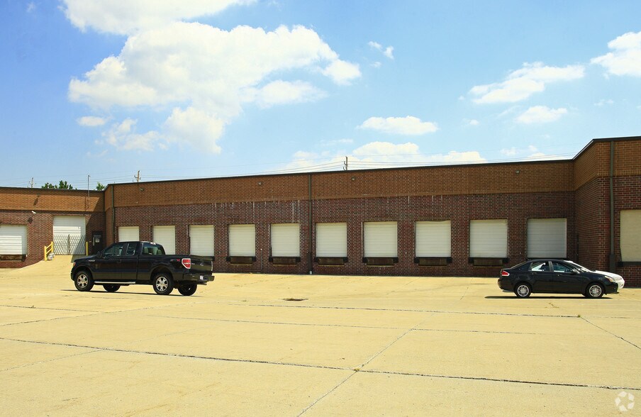 6940 Engle Rd, Middleburg Heights, OH à louer - Photo du bâtiment - Image 2 de 6