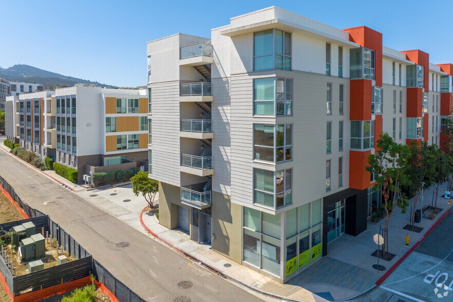 210 E Barham Dr, San Marcos, CA à louer - Photo du bâtiment - Image 2 de 3