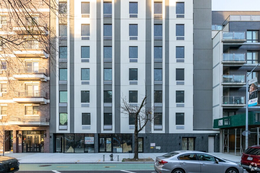 21-11 31st Ave, Astoria, NY à vendre - Photo du bâtiment - Image 3 de 6