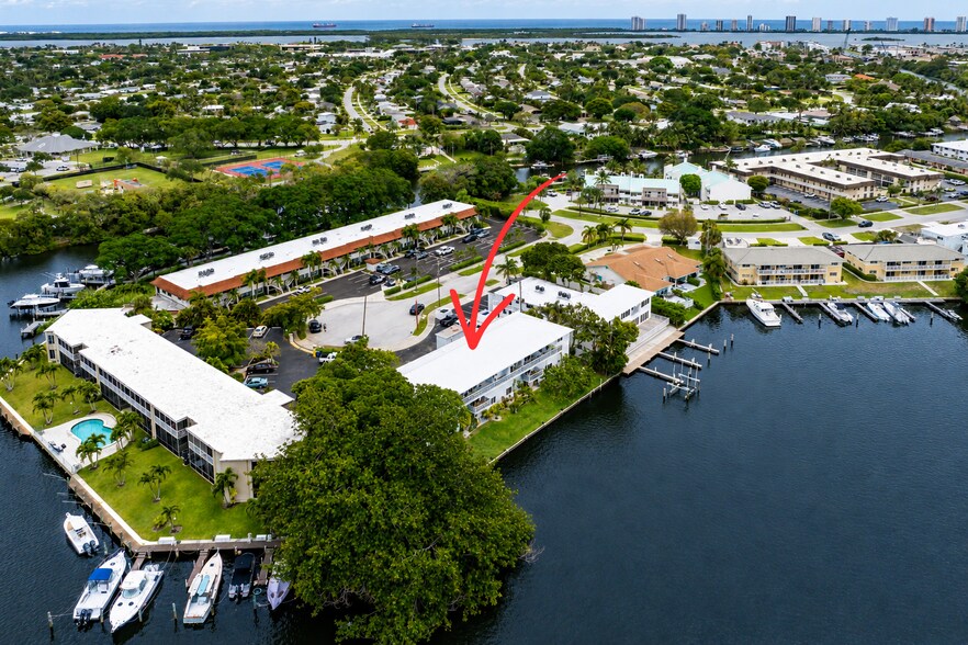 628 Southwind Cir, North Palm Beach, FL à vendre - Photo du bâtiment - Image 3 de 38
