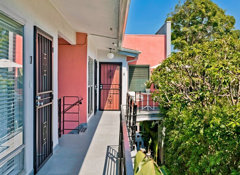 1035 N Sierra Bonita Ave, West Hollywood, CA for sale - Building Photo - Image 3 of 11