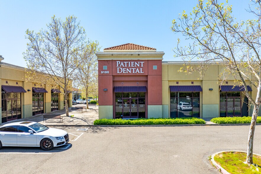 9180 Harbour Point Dr, Elk Grove, CA à louer - Photo du bâtiment - Image 3 de 8