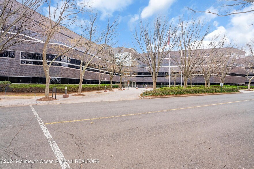 331 Newman Springs Rd, Red Bank, NJ à louer - Photo du bâtiment - Image 2 de 21