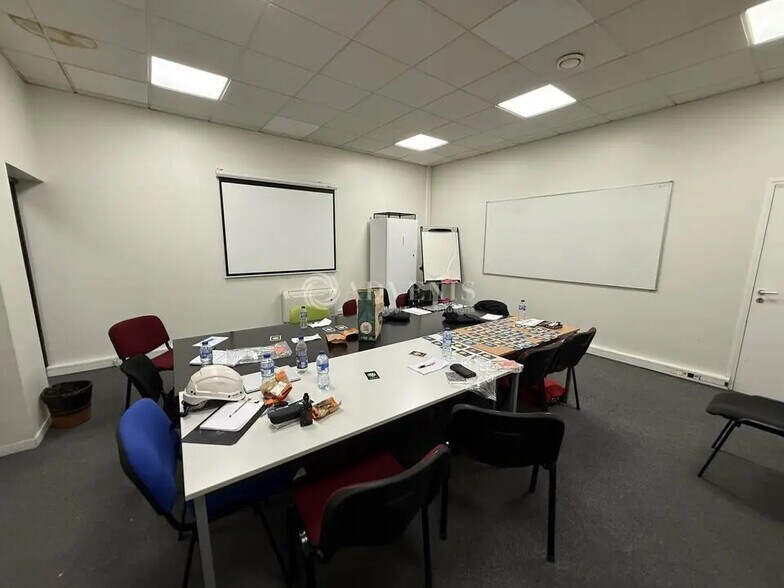 Flex in Noisiel for lease - Interior Photo - Image 3 of 12