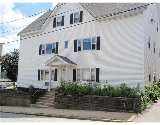 302 Pond St, Woonsocket, RI à vendre - Photo principale - Image 1 de 9