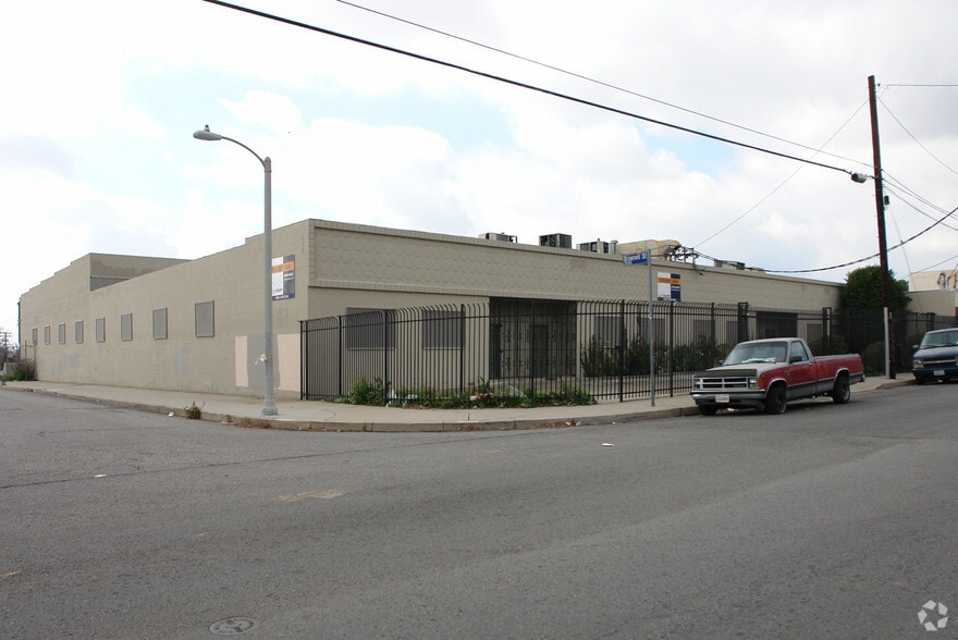 462 E 5th St, San Fernando, CA for lease - Primary Photo - Image 1 of 8