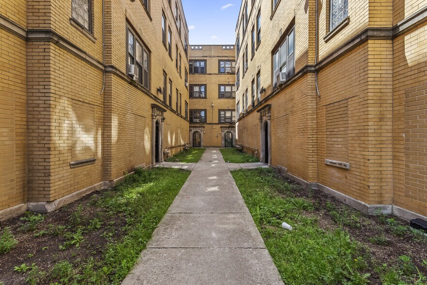 4031 W Gladys Ave, Chicago, IL à vendre - Photo du bâtiment - Image 3 de 14