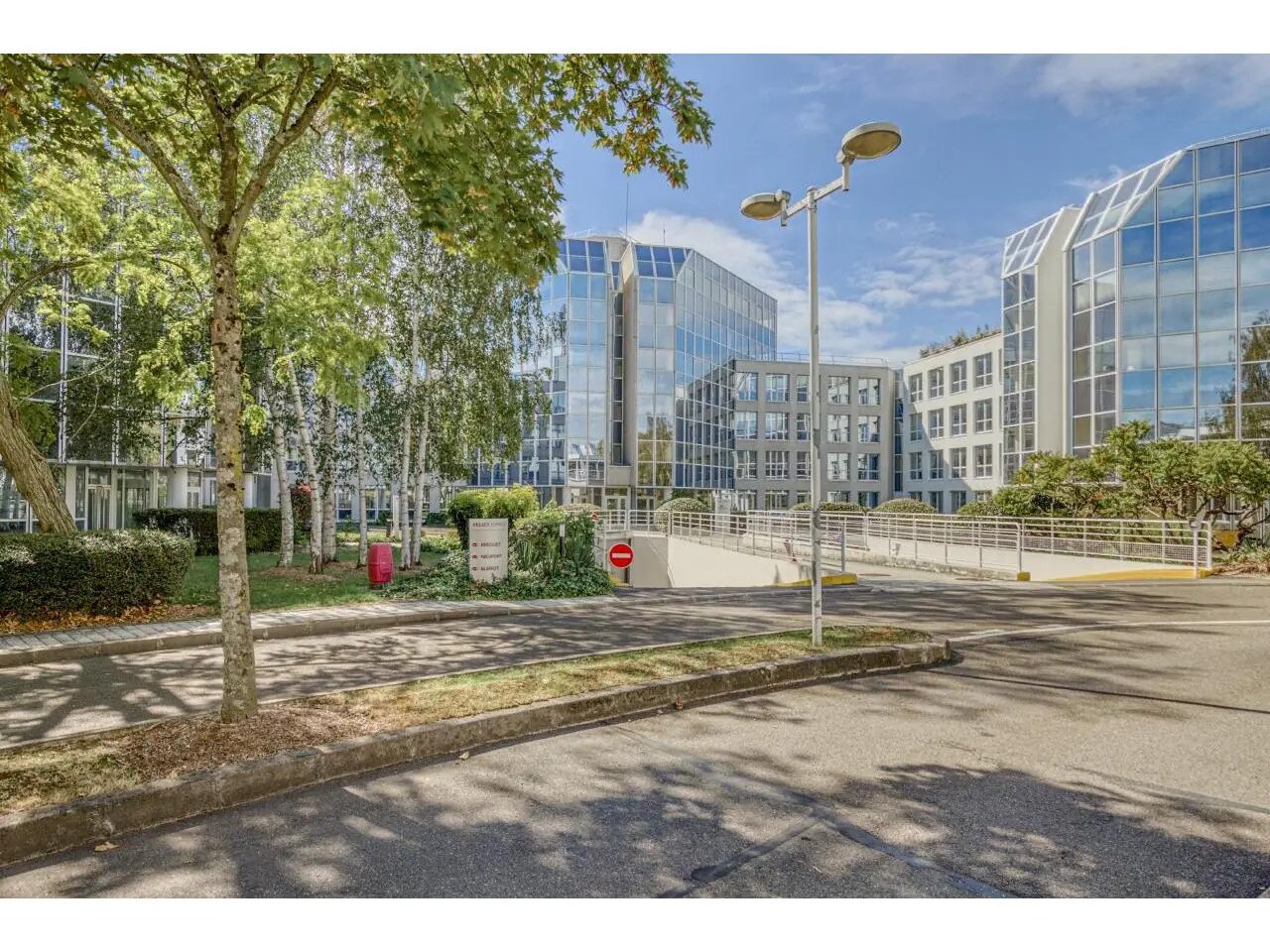 Office in Vélizy-Villacoublay for lease Primary Photo- Image 1 of 47