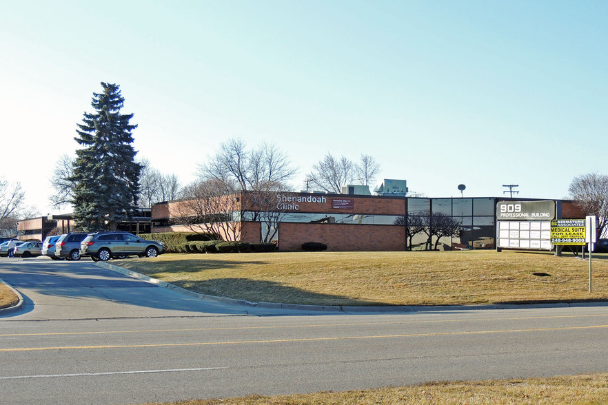 909 W Maple Rd, Clawson, MI à louer - Photo du bâtiment - Image 1 de 6