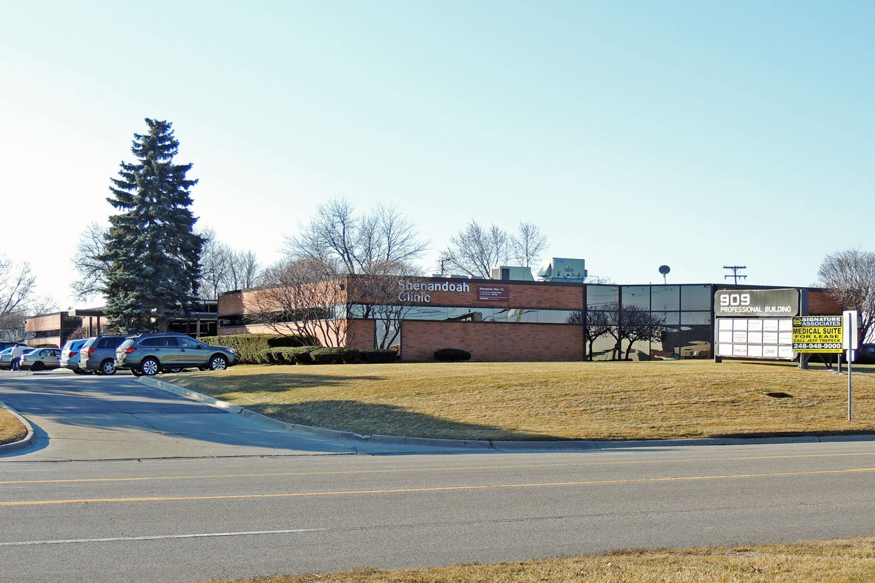 909 W Maple Rd, Clawson, MI à louer Photo du bâtiment- Image 1 de 7