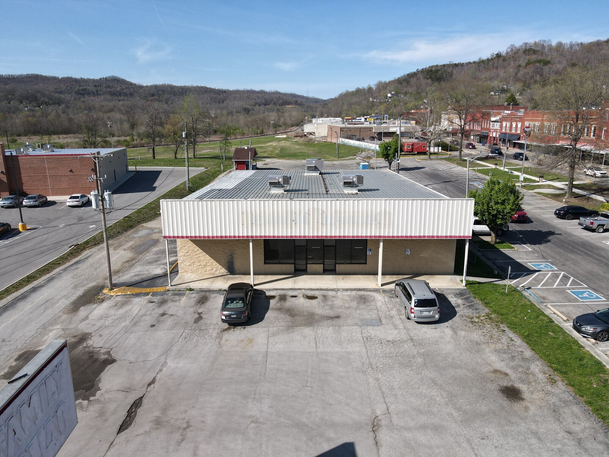 174 S Main St, Jellico, TN à louer Photo du bâtiment- Image 1 de 7