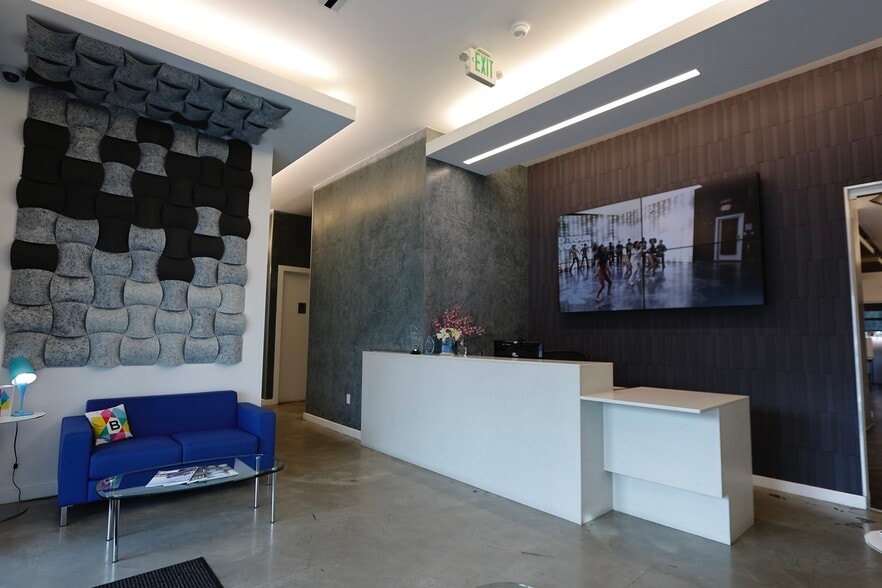 3850-3860 N Powerline Road portfolio of 2 properties for sale on LoopNet.ca - Lobby - Image 3 of 22