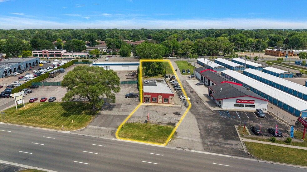 1357 S Gratiot Ave, Clinton Township, MI à vendre - Photo du bâtiment - Image 3 de 6