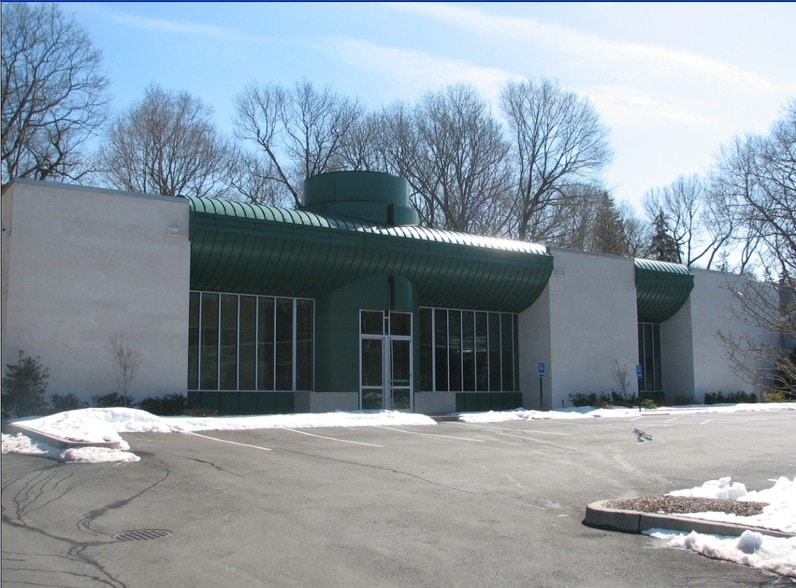 864 W Jericho Tpke, Huntington, NY for lease - Building Photo - Image 2 of 27