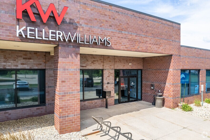 555 Zor Shrine Pl, Madison, WI à vendre - Photo du bâtiment - Image 3 de 6