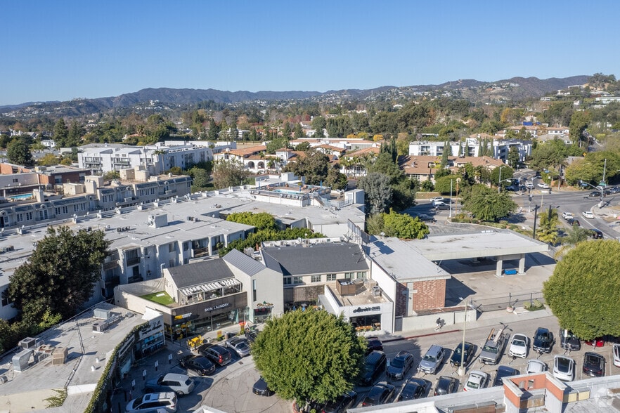 11723-11733 Barrington Ct, Los Angeles, CA à louer - Photo du bâtiment - Image 3 de 4