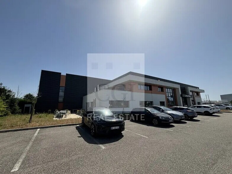 Flex dans Jonage à louer - Photo du bâtiment - Image 3 de 12