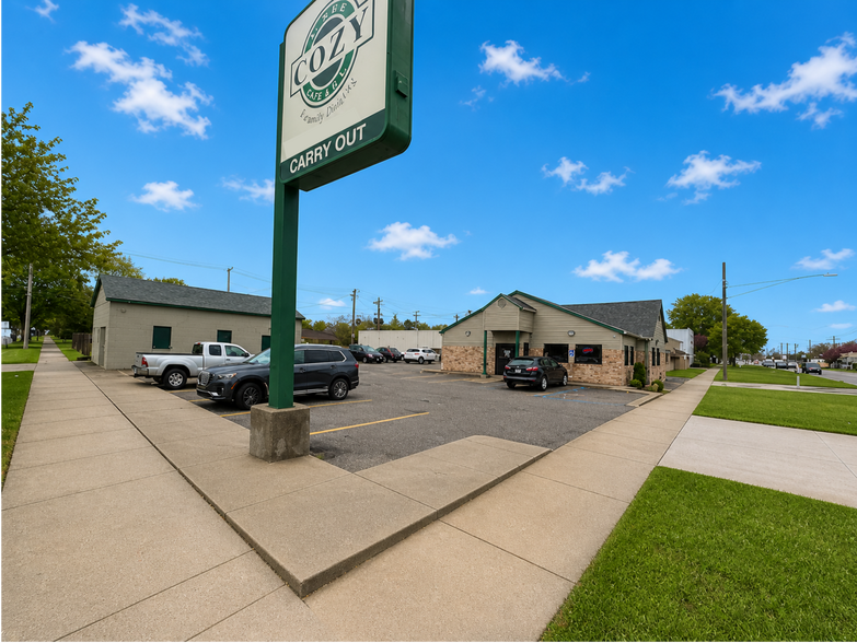 23594 Hoover Rd, Warren, MI à vendre - Photo principale - Image 1 de 7