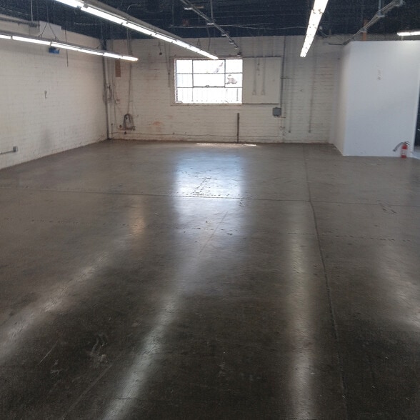 233 W 33rd St, Los Angeles, CA for lease - Interior Photo - Image 2 of 7